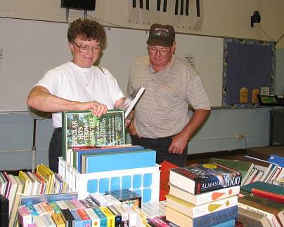booksale16-21-05.JPG - 25911 Bytes